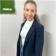 Chica imparte clases de matemáticas para niveles de primaria y la ESO